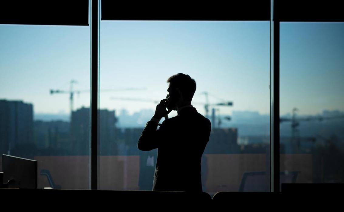 Personne travaillant sur un ordinateur portable avec des graphiques financiers et des tableaux de données visibles à l'écran