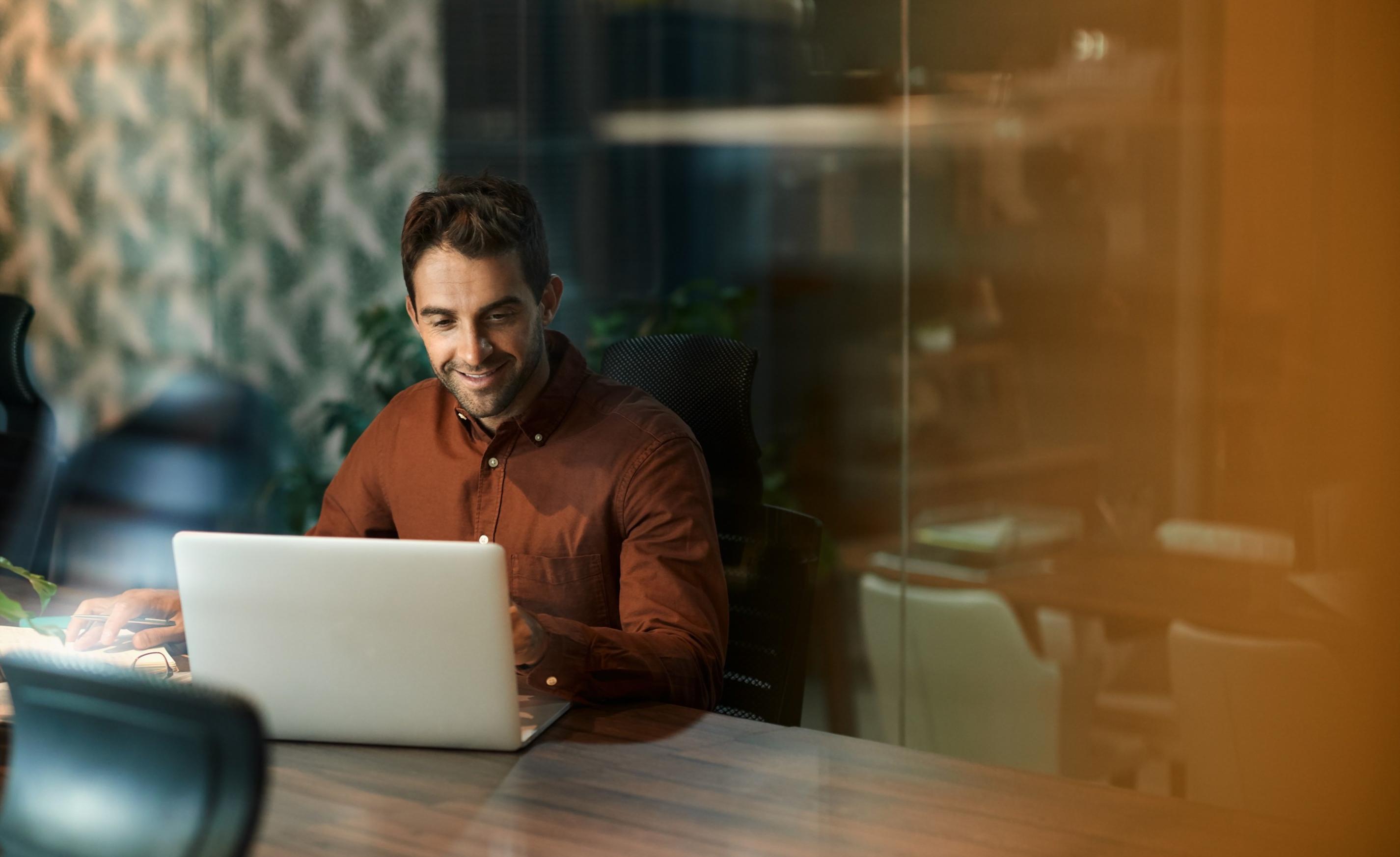 Espace de travail avec ordinateur et tableaux financiers
