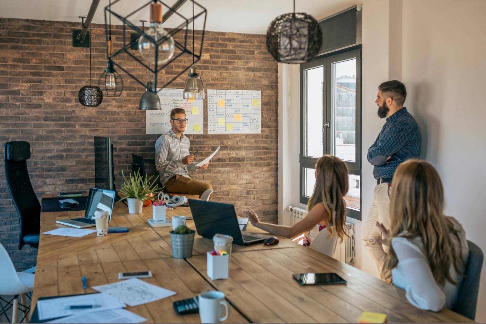 Participants travaillant sur exercices pratiques